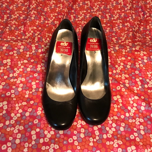 Black, round-toe, Style & Co heels. Size 6.5 - Picture 2 of 4